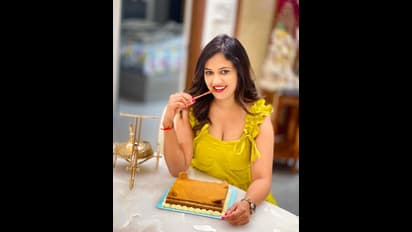 Ariyana Glory :  అరియానా గ్లోరీ బర్త్ డే లుక్... మినీ గౌన్ లో మెస్మరైజ్ చేస్తున్న ఆర్జీవీ గర్ల్!