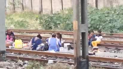 റെയില്വേ ട്രാക്കുകള്ക്കിടയില് 'കുക്കിംഗ്'; വീഡിയോ വൈറലായതോടെ നടപടിയുമായി റെയില്വേ