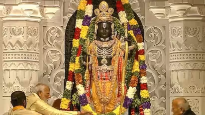  కావడిలో అయోధ్యకు: పేరేంట్స్ ను మోసుకెళ్తున్న కొడుకు