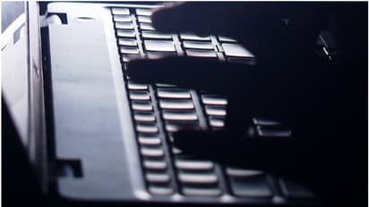 ബാങ്ക് അക്കൗണ്ട് മരവിപ്പിച്ച് ഭീഷണിപ്പെടുത്തി പണം തട്ടി; 3 പൊലീസുകാർക്കെതിരെ ഗുജറാത്തിൽ കേസ്