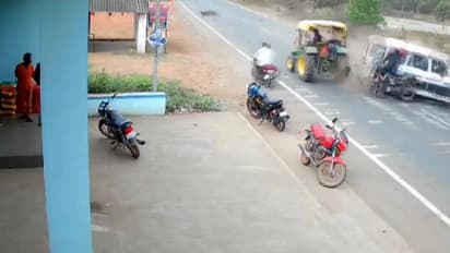 ಓವರ್ ಟೇಕ್ ಭರದಲ್ಲಿ ಒಡಿಶಾದಲ್ಲಿ ಬೀಕರ ಅಪಘಾತ, ಮೂವರ ಸಾವು, 13 ಮಂದಿ ಗಂಭೀರ ಗಾಯ!