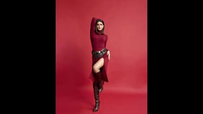 ಮೆರೂನ್‌ ಡ್ರೆಸ್‌ನಲ್ಲಿ ಶಿಲಾಬಾಲಿಕೆ ರೀತಿ ಮಿಂಚಿದ ಕೃತಿ ಸನೋನ್: ಕೋಲ್ಮಿಂಚಿನ ಗ್ಲಾಮರಸ್‌ ಗೊಂಬೆ ಎಂದ ಫ್ಯಾನ್ಸ್‌!