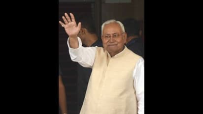 బీహార్ ముఖ్యమంత్రిగా ప్రమాణ స్వీకారం చేసిన నితీష్ కుమార్