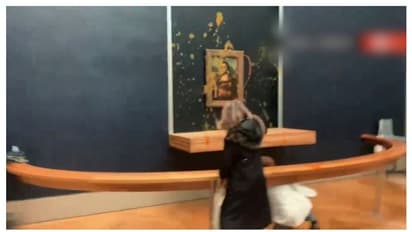 മോണാലിസ പെയിൻ്റിങ്ങിന് മുകളിൽ സൂപ്പൊഴിച്ച് ആക്രമണം; ബുള്ളറ്റ്പ്രൂഫ് ഉള്ളതിനാൽ കേടുപാടുകൾ സംഭവിച്ചില്ല