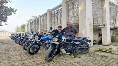 60 की उम्र में पैराग्लाइडिंग , 70 में हिमालय ट्रेकिंग ! 74 साल की उम्र में 22 देश घूम चुका है ये कपल 