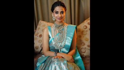 ‘ముద్దు సీన్లా.. ఓకే అంటూ కండీషన్స్ చెప్పిన  మీనాక్షి చౌదరి’.? ‘గుంటూరు కారం‘ హీరోయిన్ షరతులివే!