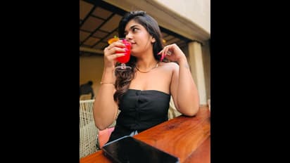 జ్యూస్ తాగుతూ ఊరిస్తున్న జబర్దస్త్ పిల్ల.. నీ గ్లామర్ సీక్రెట్ ఇదేనా, రీతూ చౌదరిపై కామెంట్ల వర్షం 