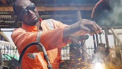 രാജ്യത്തെ ഏറ്റവും വലിയ സർവകലാശാലയിൽ പ്രൊഫസർ, എഴുത്തുകാരന്, കൂടുതൽ സമ്പാദിക്കുന്നത് വെൽഡിംഗ് ജോലിയിലൂടെ