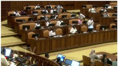 നിയമസഭയിൽ പ്ലക്കാർഡുകളുമായി പ്രതിപക്ഷം; പ്രതിഷേധം ക്ഷേമപെൻഷൻ മുടങ്ങിയതിനെതിരെ