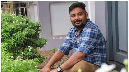 ദാരുണം, ഭാര്യയുടെ വീട്ടുമുറ്റത്ത് യുവാവ് തീ കൊളുത്തി ജീവനൊടുക്കി