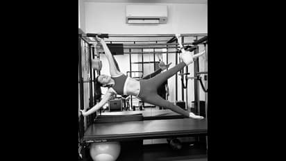 తలకిందులుగా వేళాడుతూ హన్సికా మోత్వానీ వర్కౌట్స్.. బాడీని స్ప్రింగ్ లా వంచేసిందిగా!