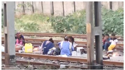 വിശപ്പിന്‍റെ വിളി...; റെയില്‍വേ ട്രാക്കിന് നടുക്ക് അടുപ്പുകൂട്ടി ഭക്ഷണം തയ്യാറാക്കുന്ന സ്ത്രീകളുടെ വീഡിയോ വൈറൽ