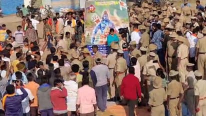 ദേശീയ പതാകക്ക് പകരം ഹനുമാന്റെ ചിത്രമുള്ള പതാക ഉയര്ത്തിയ സംഭവം; കര്ണാടകത്തിൽ പ്രതിഷേധത്തിന് നേരെ ലാത്തിവീശി