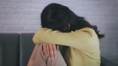 വിഷമത്തിലാണോ? ഈ എട്ട് ഭക്ഷണങ്ങള് ഡയറ്റില് ഉള്പ്പെടുത്തിയാല് സങ്കടം മാറ്റാം...