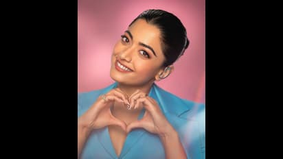 హార్ట్ సింబల్ తో రష్మిక మందన్న.. మళ్లీ గుర్తుచేసిందా? నేరు గా అడుగుతున్న ఫ్యాన్స్!