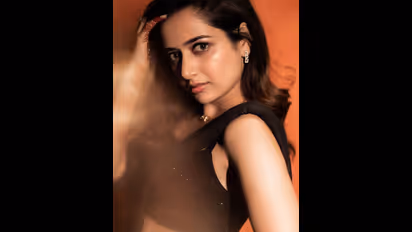 ಕಪ್ಪು ಸೀರೆಯಲ್ಲಿ ಹಾಲಿನಂತೆ ಹೊಳೆಯುತಿದೆ ಮಿಲ್ಕಿ ಬ್ಯೂಟಿ ಅಂದ: ಆಶಿಕಾ ರಂಗನಾಥ್ ಸೆಕ್ಸಿ ಲುಕ್‌ಗೆ ಪಡ್ಡೆಹೈಕ್ಳು ಫಿದಾ!