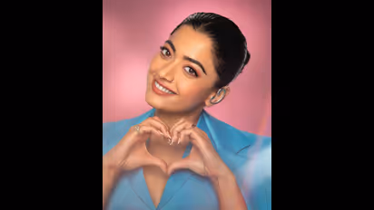 ಎಂಗೇಜ್‌ಮೆಂಟ್ ರೂಮರ್ಸ್ ಬೆನ್ನಲ್ಲೇ ಕೈಯಲ್ಲಿ ಫ್ಲವರ್ಸ್ ಹಿಡಿದು ಲವ್ ಯು ಎಂದ ರಶ್ಮಿಕಾ!