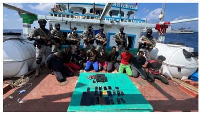 കൈയടിക്കെടാ....; സൊമാലിയൻ കൊള്ളക്കാർ ബന്ദികളാക്കിയ 19 പാക് തൊഴിലാളികളെ രക്ഷിച്ച് ഇന്ത്യൻ സൈന്യം -അഭിമാനം