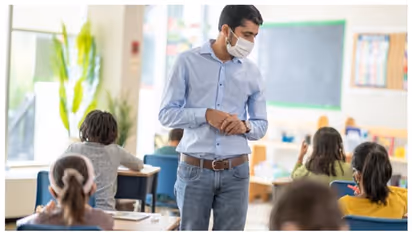 'മിണ്ടിപ്പോകരുത്... ഈ വാക്കുകൾ'; ക്ലാസ് റൂമിൽ 32 വാക്കുകൾ ഉപയോഗിക്കുന്നത് വിലക്കി അധ്യാപകന്‍, കുറിപ്പ് വൈറൽ !