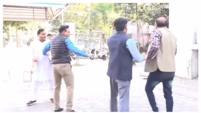 കസേരയേറ്, തെറിവിളി... കോൺ​ഗ്രസ് സംസ്ഥാന ഓഫിസിൽ അടിയോടടി, ദൃശ്യങ്ങൾ വൈറൽ 