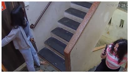 പുലര്ച്ചെ 2.30 ന് മദ്യപിച്ച് ഫ്ലാറ്റുകളിലെത്തി കോളിംഗ് ബെൽ അടിക്കുന്ന യുവതികള്, പ്രതികരിച്ച് സോഷ്യല് മീഡിയ