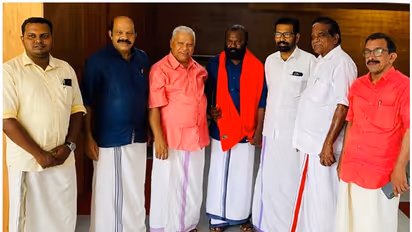 കണ്ണൂരിൽ ബിജെപി നേതാവ് സിപിഎമ്മിൽ ചേര്‍ന്നു; ചുവന്ന ഷാൾ അണിയിച്ച് സ്വീകരണമൊരുക്കി എം വി ജയരാജൻ
