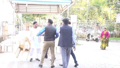 ಕಾಂಗ್ರೆಸ್ ಬಣದ ನಡುವೆ ಮಾರಾಮಾರಿ, ಕುರ್ಚಿಯಲ್ಲೇ ಹೊಡೆದಾಡಿ ನಾಯಕರ ವಿಡಿಯೋ ವೈರಲ್!