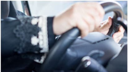 പർദ്ദയും ഷൂവും അല്ലെങ്കിൽ കറുത്ത പാന്‍റ്, നീളൻ കൈ നീല ഷർട്ട്; സൗദിയിൽ സ്ത്രീ ഡ്രൈവർമാര്‍ക്ക് അടക്കം യൂണിഫോം