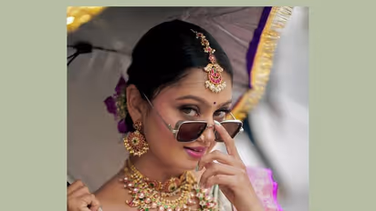 ಸೀರೆಯುಟ್ಟು ಓರೆನೋಟ ಬೀರಿದ 'ಲಕ್ಷ್ಮಿ ಬಾರಮ್ಮ' ಸೀರಿಯಲ್‌ ಕೀರ್ತಿ; ಮದ್ವೆಯಾದವ್ನ ಹಿಂದೆ ಬೀಳ್ಬೇಡಿ ಅನ್ನೋದಾ ಫ್ಯಾನ್ಸ್‌!