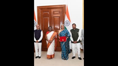 Interim Budget 2024 : నీలంరంగు కాంతా చీరలో మెరిసిపోతున్న ఆర్థికమంత్రి...