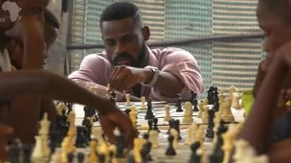 10 എതിരാളികള്‍ക്കെിരെ ഒരേസമയം ചെസ് കളിച്ചു, ഒടുവില്‍ 10പേരെയും തോല്‍പ്പിച്ച് നൈജീരിയന്‍ ചെസ് മാസ്റ്റർ