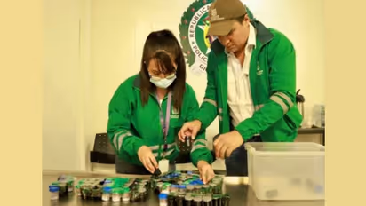 ഭാഗ്യം തുണച്ചു, തൊട്ടെങ്കിൽ തീര്ന്നേനെ! എയര്പോര്ട്ടിൽ യുവതിയും 'വിഷപ്പെട്ടി'യും, പൂട്ടിക്കെട്ടി അധികൃതര്