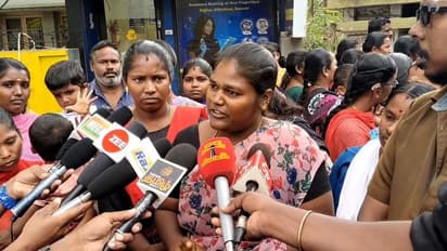 இலவச கல்வி என கூறிவிட்டு வசூல் வேட்டை நடத்துவதா? தனியார் பள்ளிக்கு எதிராக ஆட்சியர் அலுவலகம் முற்றுகை