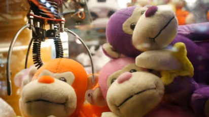 കണ്ണൊന്ന് തെറ്റി, യന്ത്രക്കൈയ്ക്കൊപ്പം ചില്ല് പെട്ടിയിൽ കുടുങ്ങി 3 വയസുകാരൻ, ഒടുവിൽ...