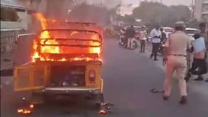 'മഹാലക്ഷ്മി' പദ്ധതിക്കെതിരെ പ്രതിഷേധം; നടുറോഡിൽ ഓട്ടോ കത്തിച്ച് ഡ്രൈവർ, ശേഷം സ്വയം തീ കൊളുത്താൻ ശ്രമം, വീഡിയോ