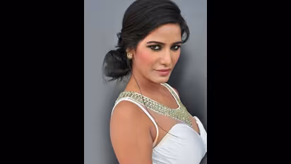 ಸಾವಿನ ಸುಳ್ಳು ಸುದ್ದಿ ಹರಡಿದ ಪೂನಂ ಪಾಂಡೆಗೆ ಮೊದಲ ಸಂಕಷ್ಟ, FIR ದಾಖಲು!