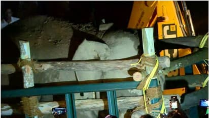 തണ്ണീർ കൊമ്പൻ ദൗത്യം വിജയം, ആനയെ ലോറിയിൽ കയറ്റി, രാമപുരത്തെ ക്യാമ്പിലേക്ക് മാറ്റുന്നു