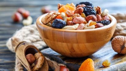 ದುಬಾರಿ ಕ್ರೀಮ್‌ ಕೊಂಡು ಮುಖಕ್ಕೆ ಹಚ್ಚಬೇಕಿಲ್ಲ, ಈ ಡ್ರೈಫ್ರೂಟ್ಸ್ ತಿಂದ್ರೆ ಮುಖ ಫಳಫಳ ಹೊಳೆಯುತ್ತೆ