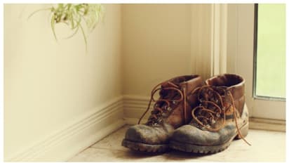 പുതിയ ഷൂ കീറി, പിന്നാലെ കല്യാണയാത്ര മുടങ്ങി; 13,300 രൂപ നഷ്ടപരിഹാരം വേണമന്ന് കടക്കാരന് അഭിഭാഷകന്റെ നോട്ടീസ്