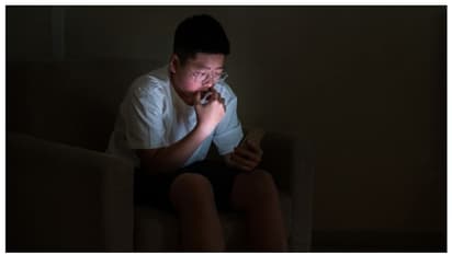 'ഇനി ഫോൺ കൈയിലെടുത്താൽ ഇട്ടിട്ട് പോകുമെന്ന്' ഭീഷണി; കാമുകന്‍റെ സാമൂഹിക മാധ്യമ ഭ്രമത്തില്‍ സഹികെട്ട് യുവതി !