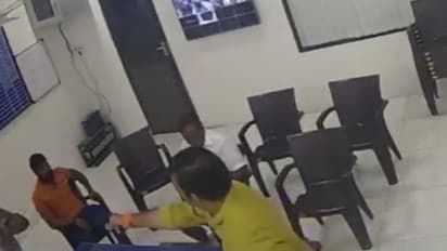 സ്വയരക്ഷ  ഇങ്ങനെയോ? വാദം പൊളിക്കുന്ന ദൃശ്യങ്ങൾ, ബിജെപി എംഎൽഎ നിറയൊഴിച്ചത് ശിവസേന നേതാവിന് നേരെ