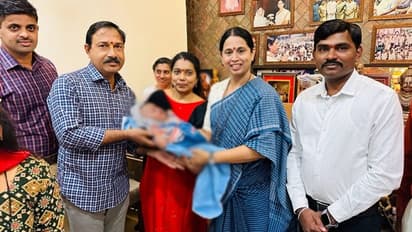 ಬೆಳಗಾವಿ: ದಂಪತಿಗೆ ಮಗು ಹಸ್ತಾಂತರಿಸಿದ ಸಚಿವೆ ಲಕ್ಷ್ಮೀ ಹೆಬ್ಬಾಳಕರ