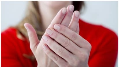 കെെകൾ എപ്പോഴും തണുത്താണോ ഇരിക്കുന്നത്? കാരണം ഇതാകാം 