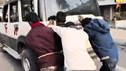 ഒരു കൈസഹായം; പൊലീസ് വാനിൽ ടാങ്ക് കാലി, കോടതിയിൽ ഹാജരാക്കേണ്ടവരെക്കൊണ്ട് വണ്ടി തള്ളിച്ചു, സംഭവം ബിഹാറിൽ