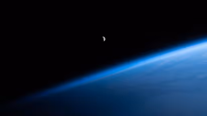 விண்வெளியில் ஒரு அற்புதம்! பூமியும் சந்திரனும் அருகருகே இருக்கும் அரிய புகைப்படம்!