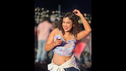 చేతిలో వైను కైపెక్కించే మేను... బిగ్ బాస్ అరియనా గ్లామరస్ లుక్ వైరల్ 