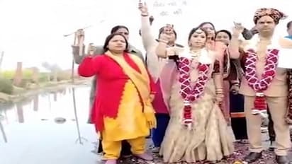 మురికి కుంటలో వివాహ వార్షికోత్సవం.. బ్యాండ్ లు కొడుతూ డ్యాన్స్ చేసిన స్థానికులు..ఎందుకంటే ? 