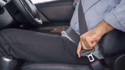 താനോടിച്ചിരുന്ന കാർ അപകടത്തിൽപെട്ട് ഭാര്യ മരിച്ചു, സ്വന്തം പേരിൽ എഫ്ഐആർ ഫയല് ചെയ്ത് 55 -കാരൻ