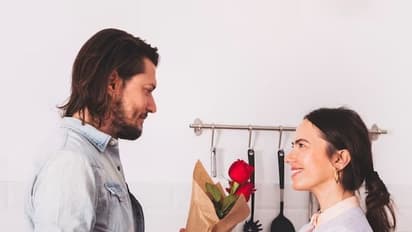 Rose  Day 2025 : காதலிக்கு ரோஸ் கொடுக்குறப்ப இந்த '2' தப்ப பண்ணாதீங்க.. ஜோதிடம் சொல்லும் உண்மை