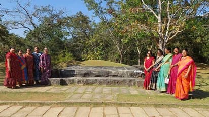 ತಿಪಟೂರು : ಕುವೆಂಪು ಸಮಾಧಿ ನಿರ್ಮಿಸಿ, ಪುತ್ಥಳಿ ಸ್ಥಾಪಿಸುವಂತೆ ಅಕ್ಕಮಹಾದೇವಿ ಸಮಾಜ ಒತ್ತಾಯ